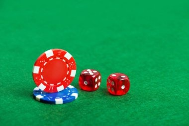 Live poker table interface on maniatogel showing cards, pot, and betting controls